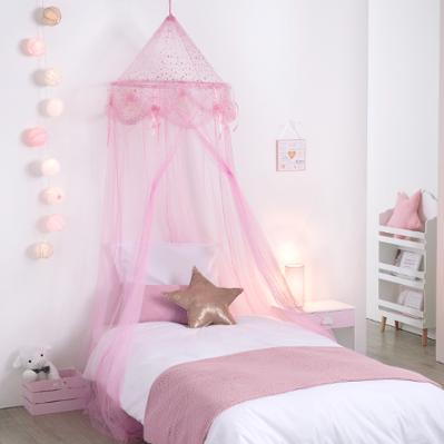 Princeznovský růžový baldachýn nad postel